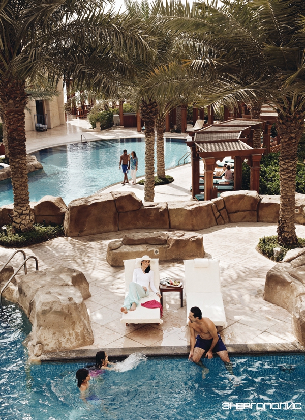 2. Four Seasons Doha: помимо отличного клуба, детей в отеле привлекает огромный бассейн причудливой формы